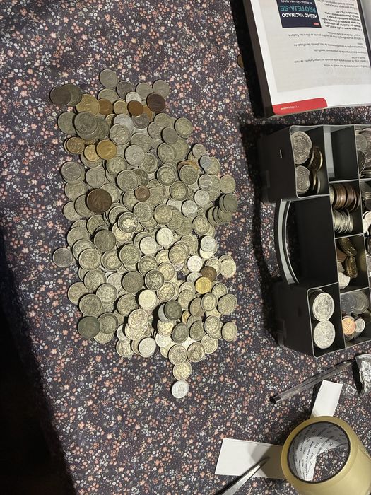Lote cerca de 300 moedas de portugal e do mundo