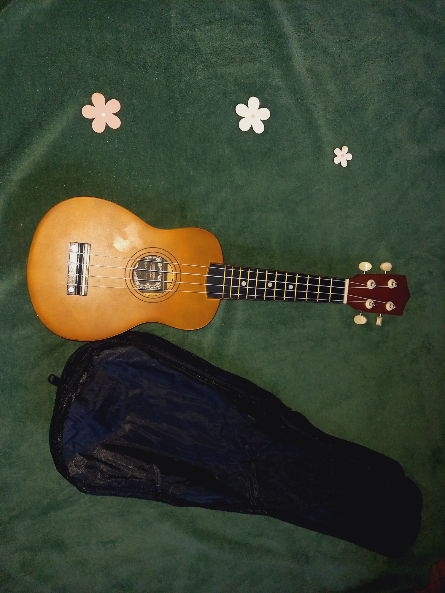 Sprzedaje nowe ukulele wraz z kostą i pokrowcem