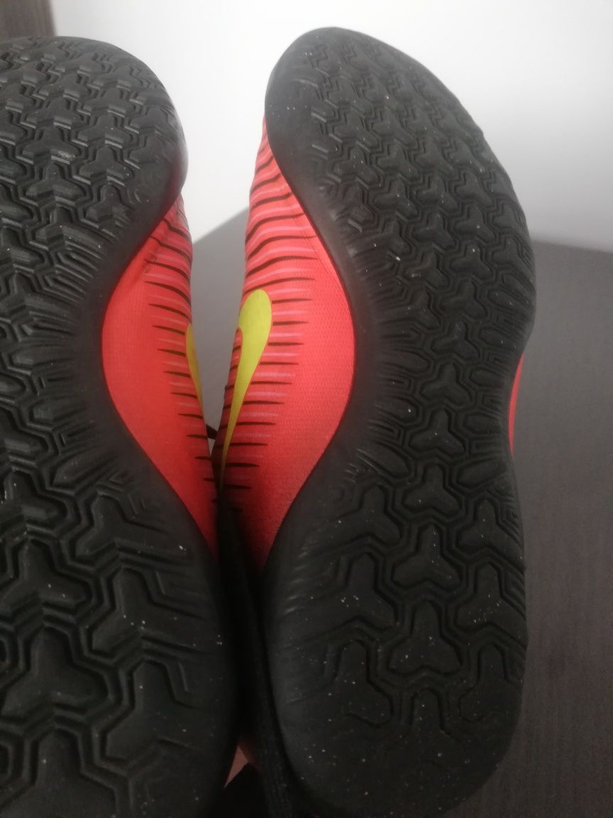 Buty chłopięce sportowe Nike rozmiar 35,5