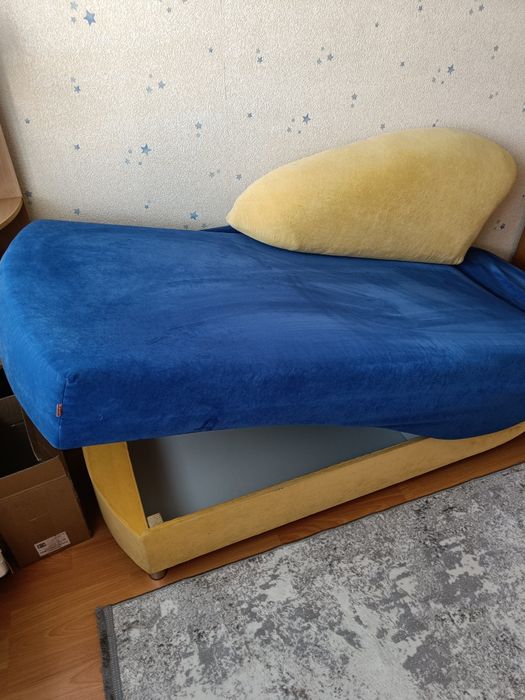 Диван  з нішою для речей.