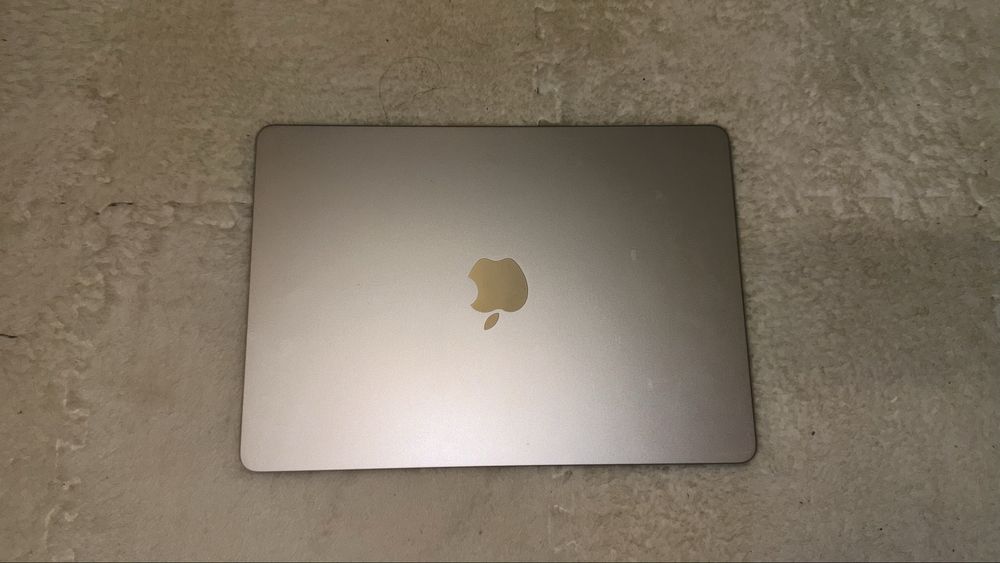 MacBook Air macOS 15.6.1