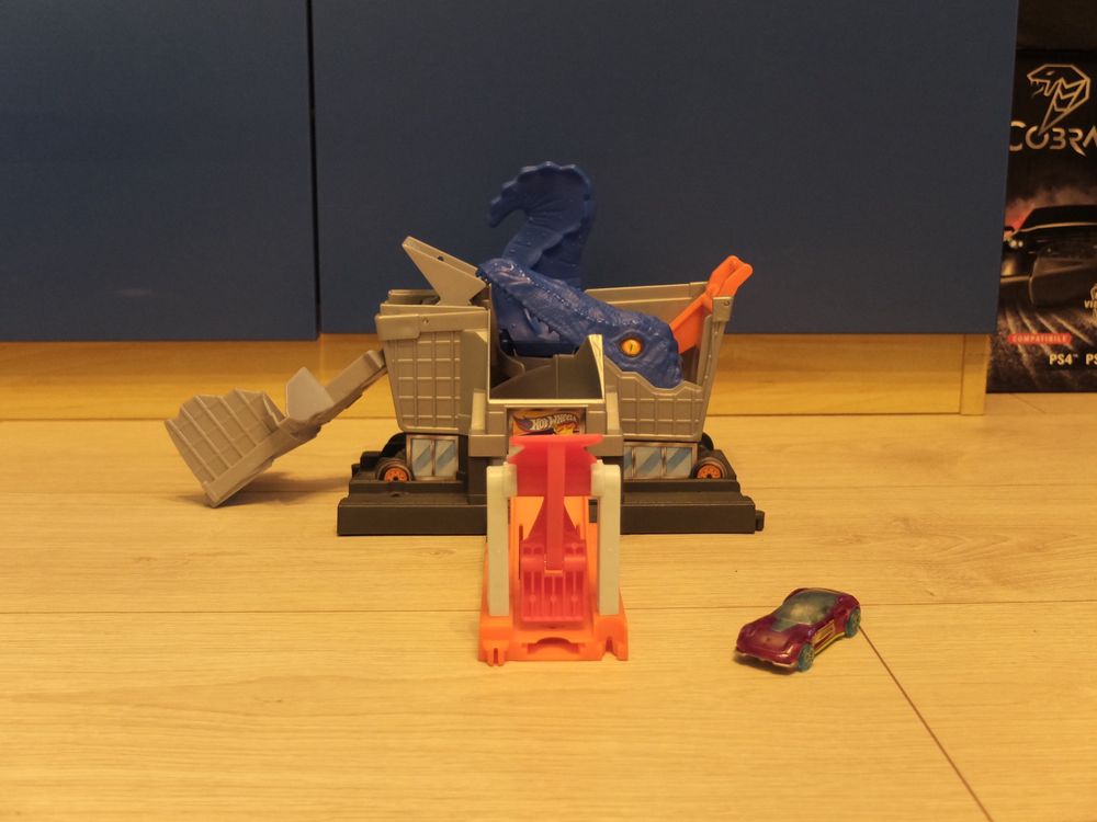 Hotwheels T-rex Grocery + monster truck hotwheels