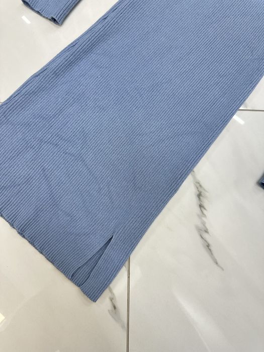 Блакитна сукня в рубчик