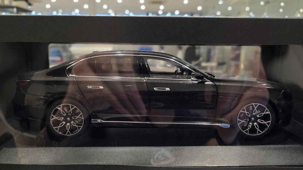 Miniatura 1:18 BMW i7 G70, oryginalna, nowa
