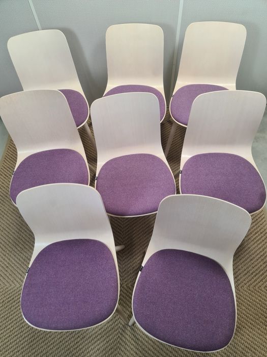 Krzesła Martela Sola białe z fioletową tapicerką design Antti Kotila