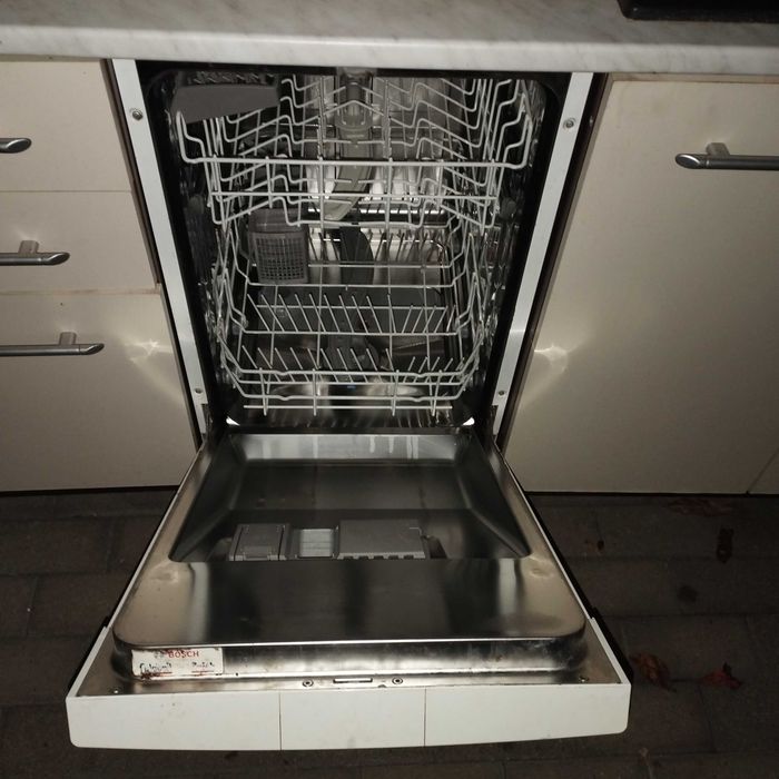 Zestaw mebli kuchennych zlew, bateria, zmywarka,  kuchenka elektryczną