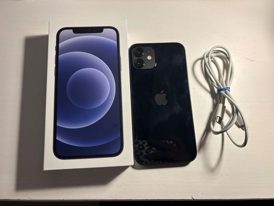 3 letni sprawny, używany phone 12, ok 77-79% baterii wraz z obudowami