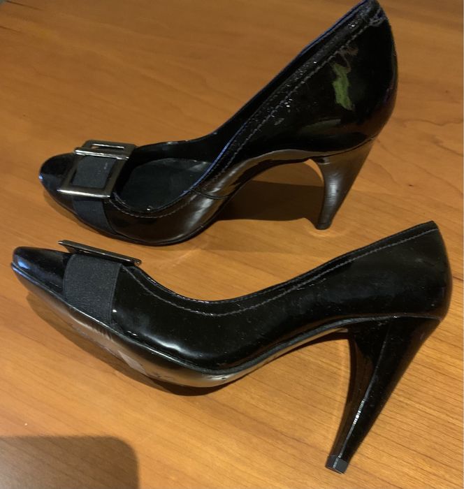 Sapatos em verniz shutz 37