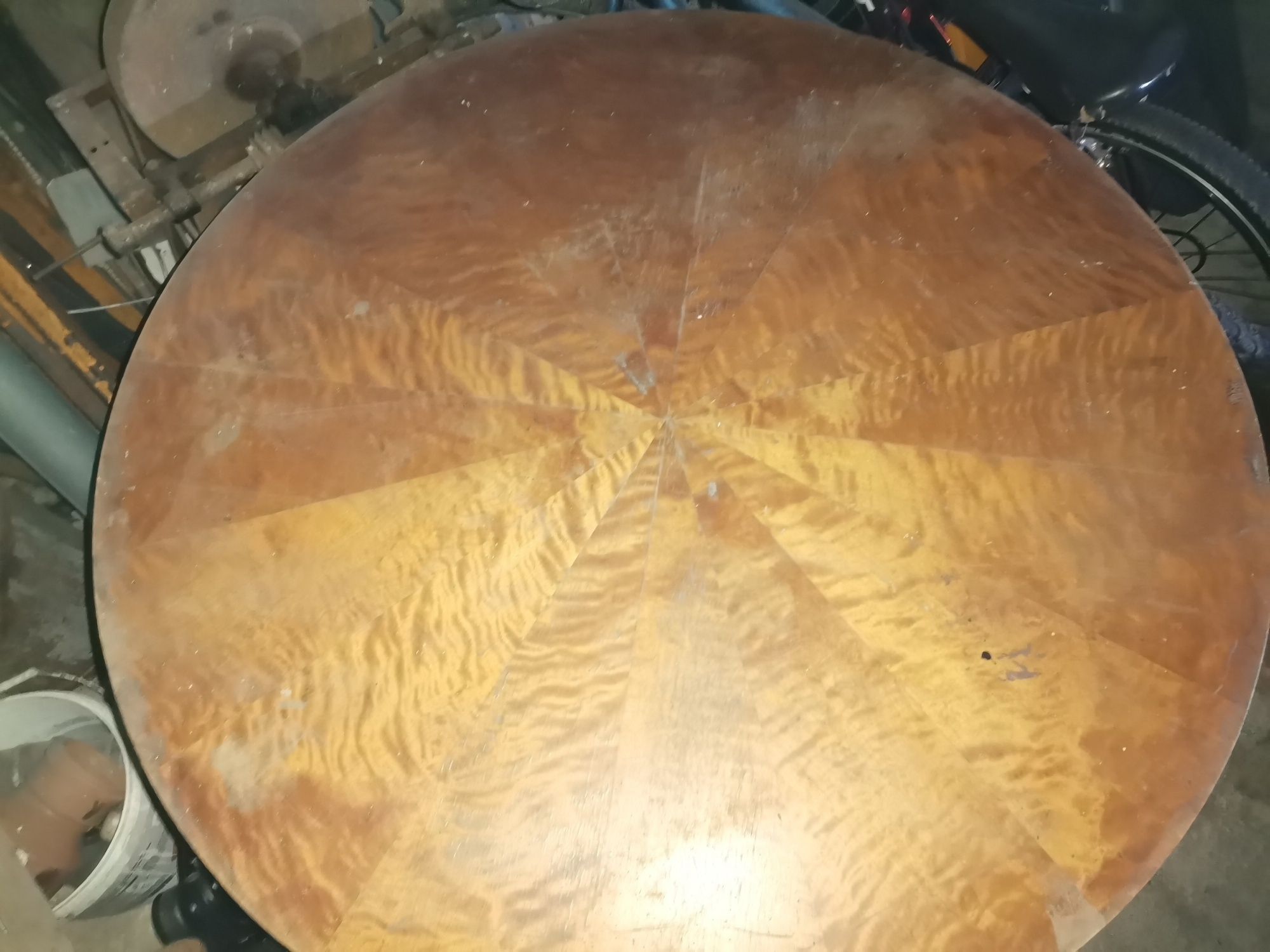 Stary stół do renowacji