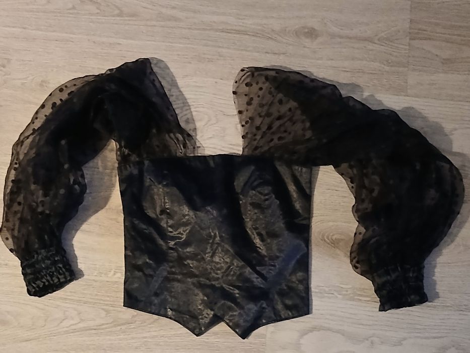 Gorset z ozdobnymi rękawami