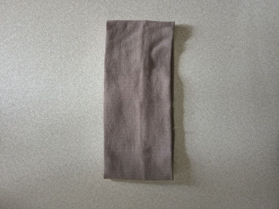 Opaska na głowę w kolorze jasnym