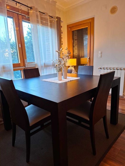 Mesa de Jantar extensível, com 4 Cadeiras + Conjunto de Sala