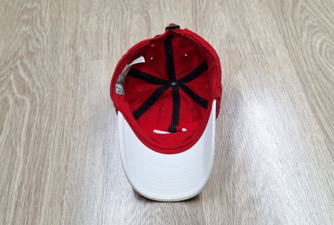 Nike czapka z daszkiem kibica biało- czerwona 47- 54cm obwód
