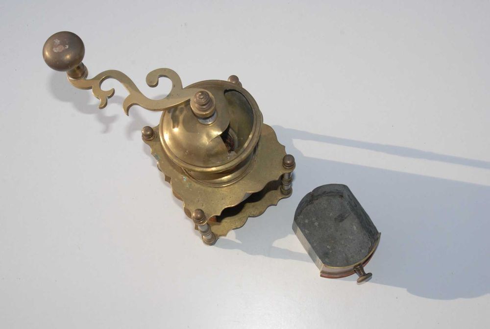 Stary młynek mosiężny Aet Deco antyk 20/30 lata