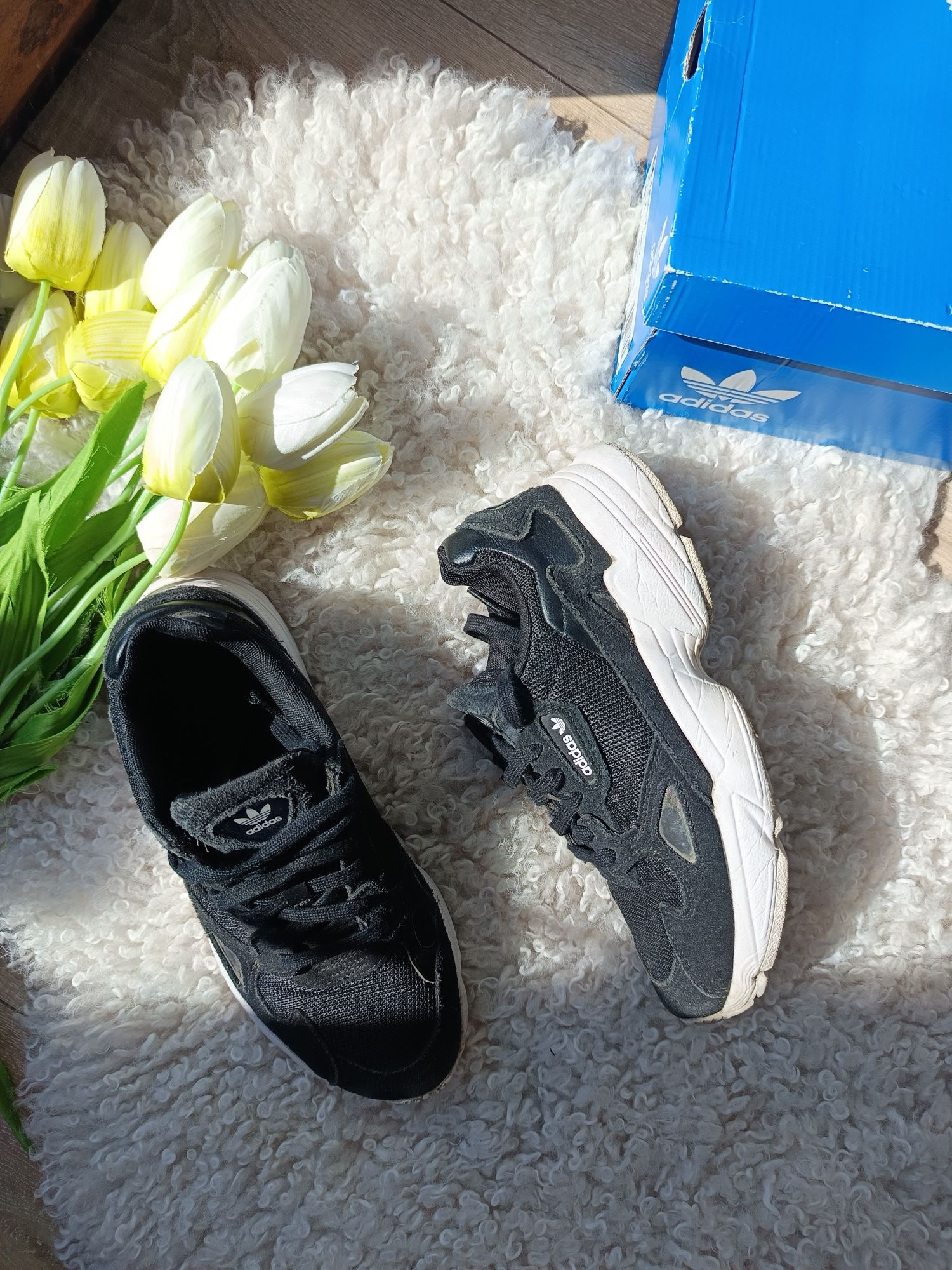 czarne buty sportowe adidas  falcon V damskie na podwyższeniu