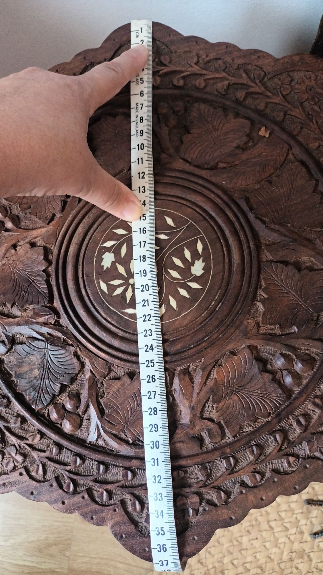Mesa de apoio/decoração, em madeira maciça toda trabalhada.