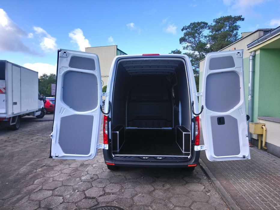 Mercedes Sprinter L2H2-Zabudowa przestrzeni ładunkowej busa