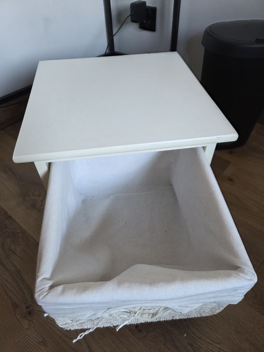 Biały stoliczek nocny z koszem