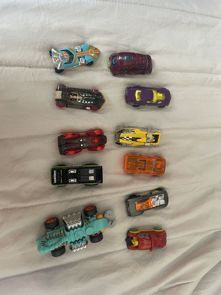 Hot Wheels City - Camião T-Rex Supremo inclui carrinhos