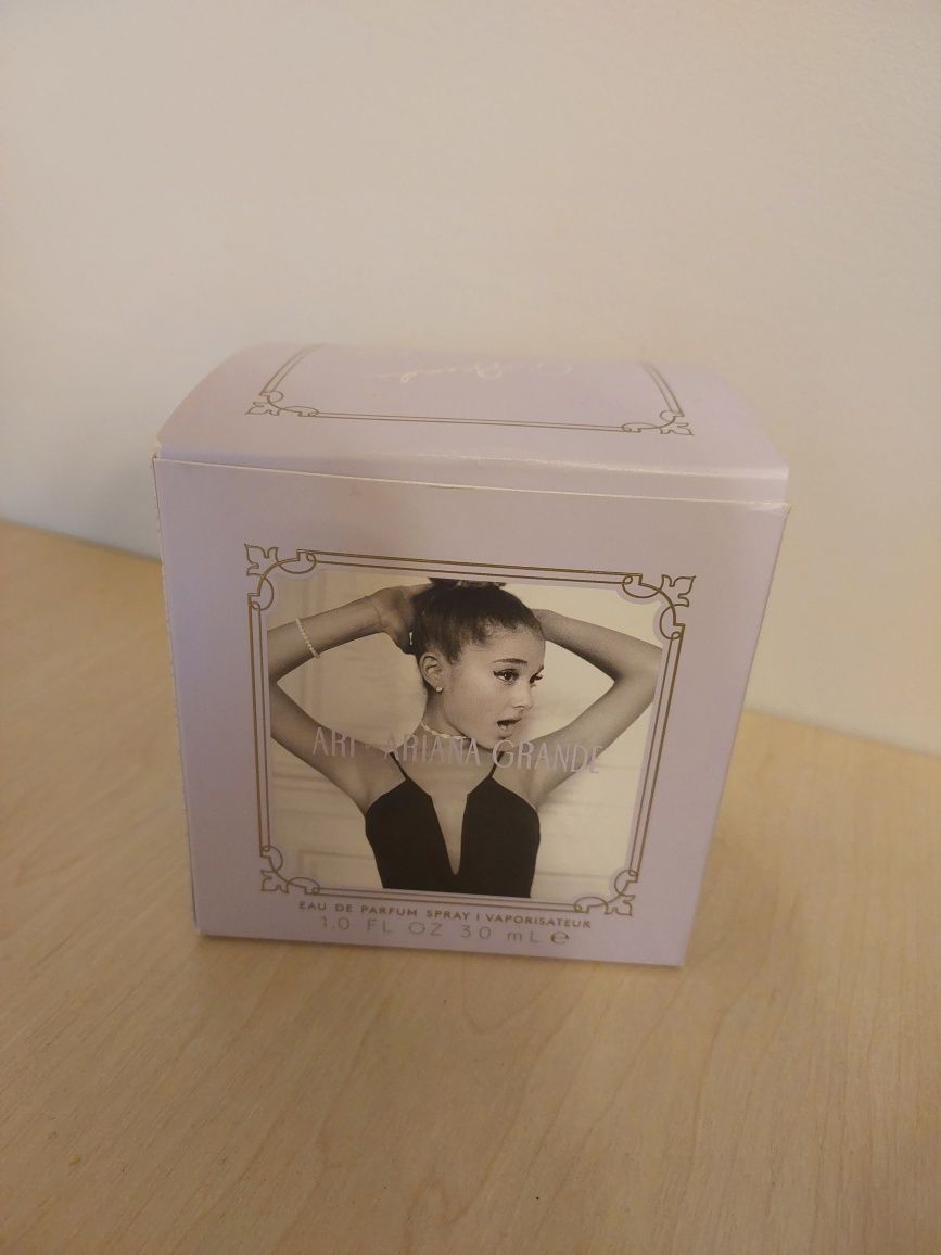 Pusty flakon i kartonik po perfumach Ari by Ariana Grande
