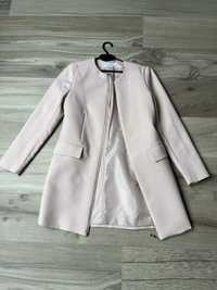 Różowy, elegancki płaszcz Reserved