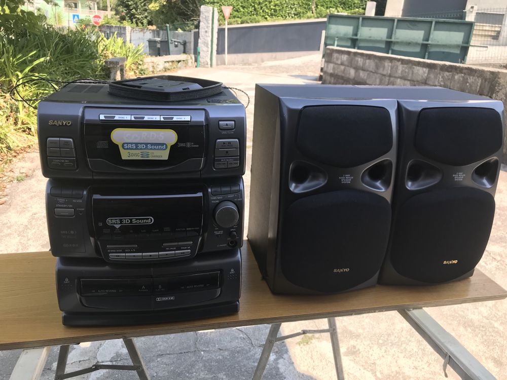 Aparelagem de musica  sao dois vendo no comjunto um sony e outro  tens