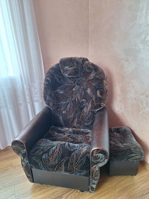 Великі м'які крісла та пуфи