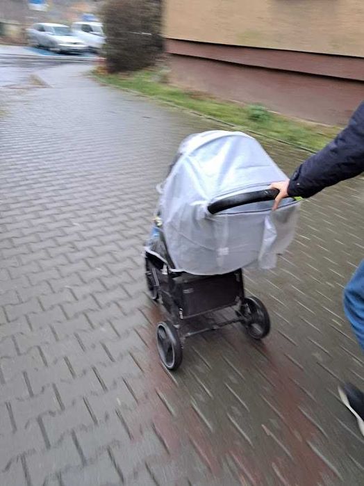 Sprzedam folię przeciwdeszczową na wózek dziecięcy – rozmiar L,