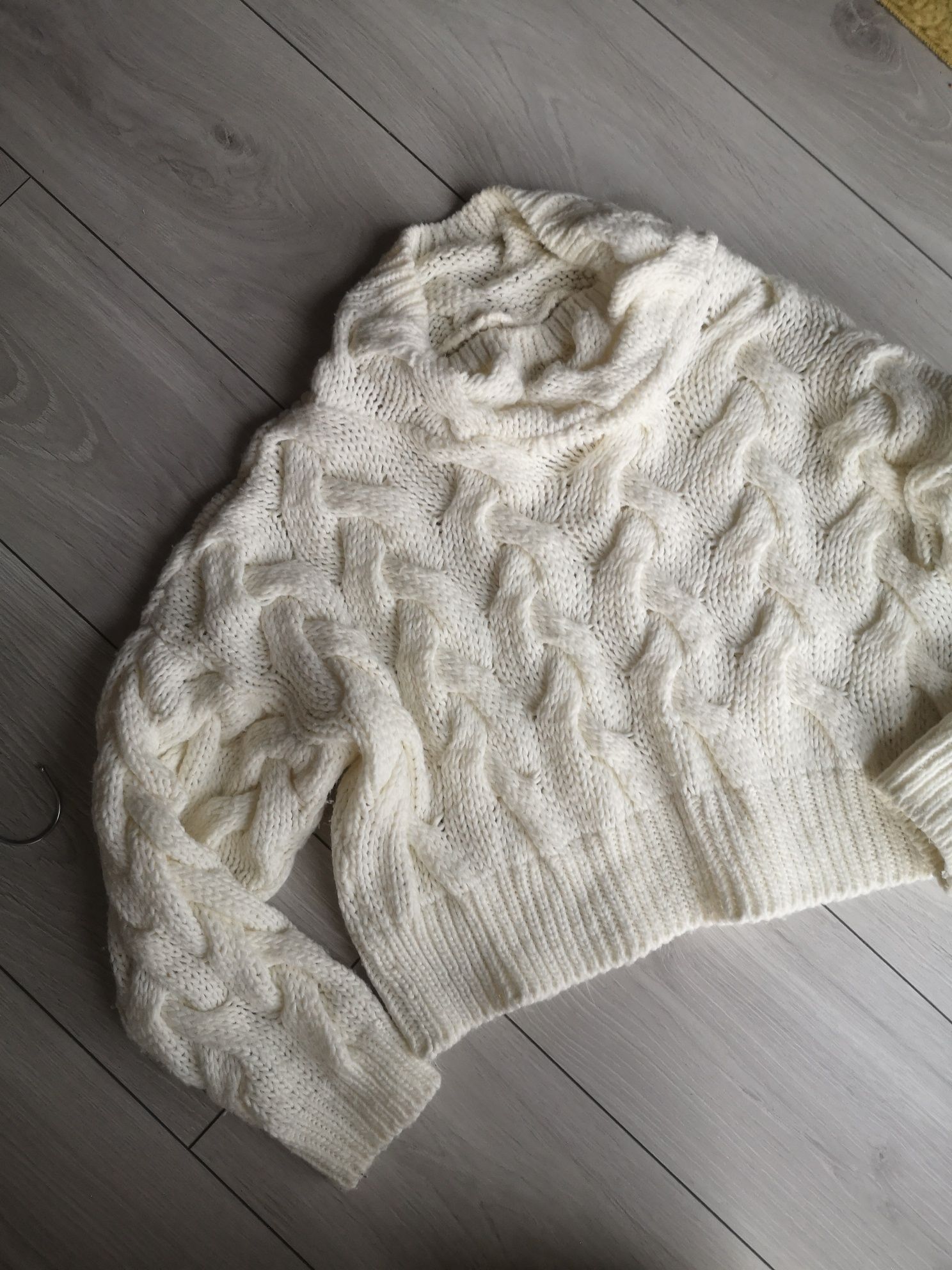 Sweterek cropped ecru