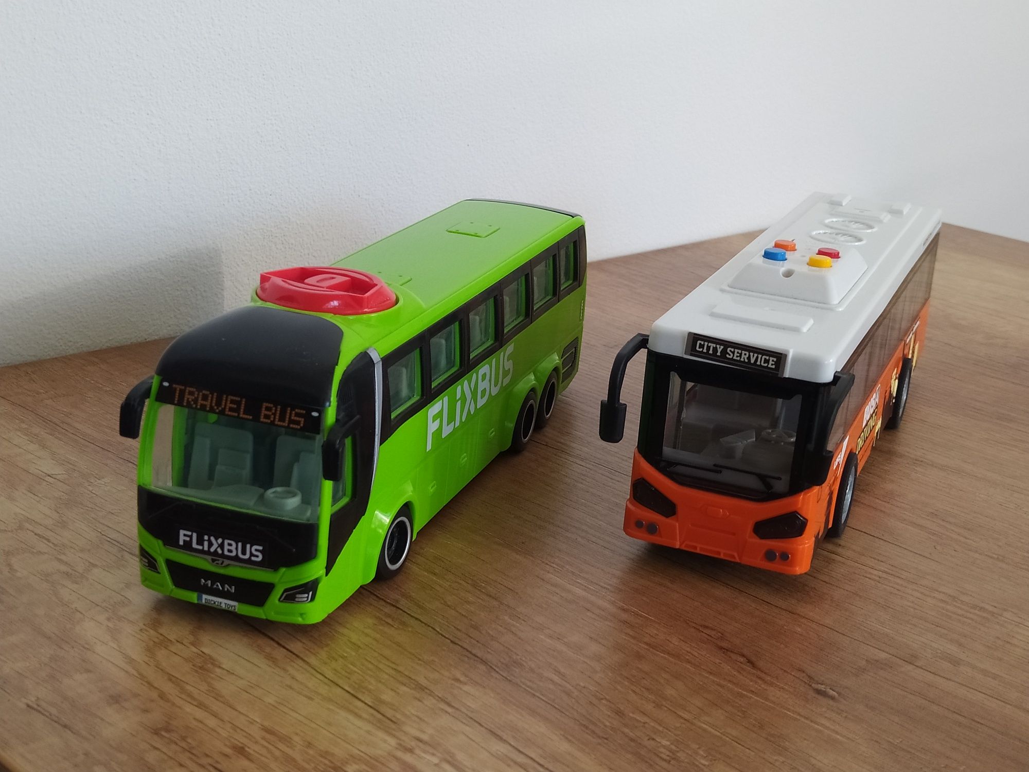 Autobusy zestaw FlixBus i autobus miejski że światem