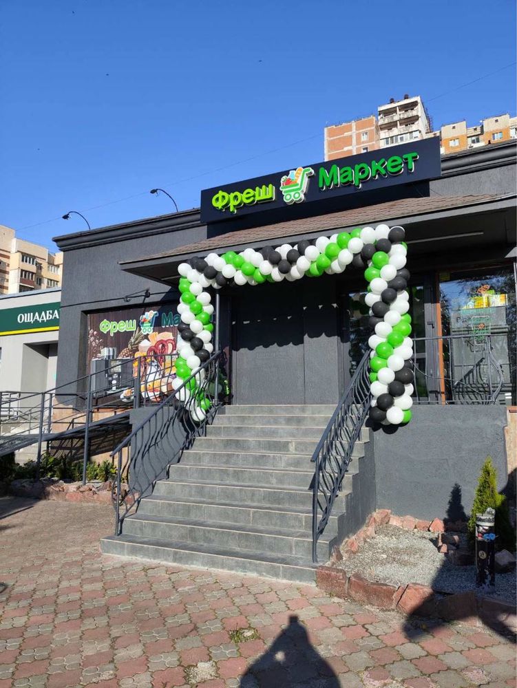 Гірлянда з повітряних кульок. Арка з кульок. Оформлення магазину