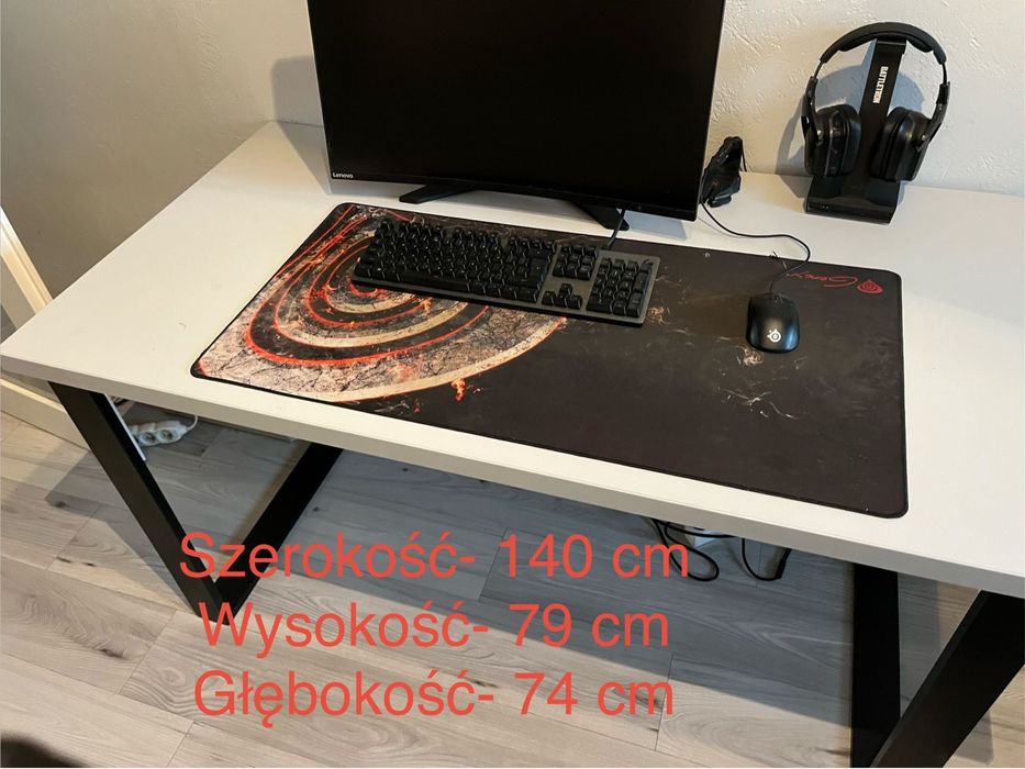 Duze biurko na metalowych nogach
