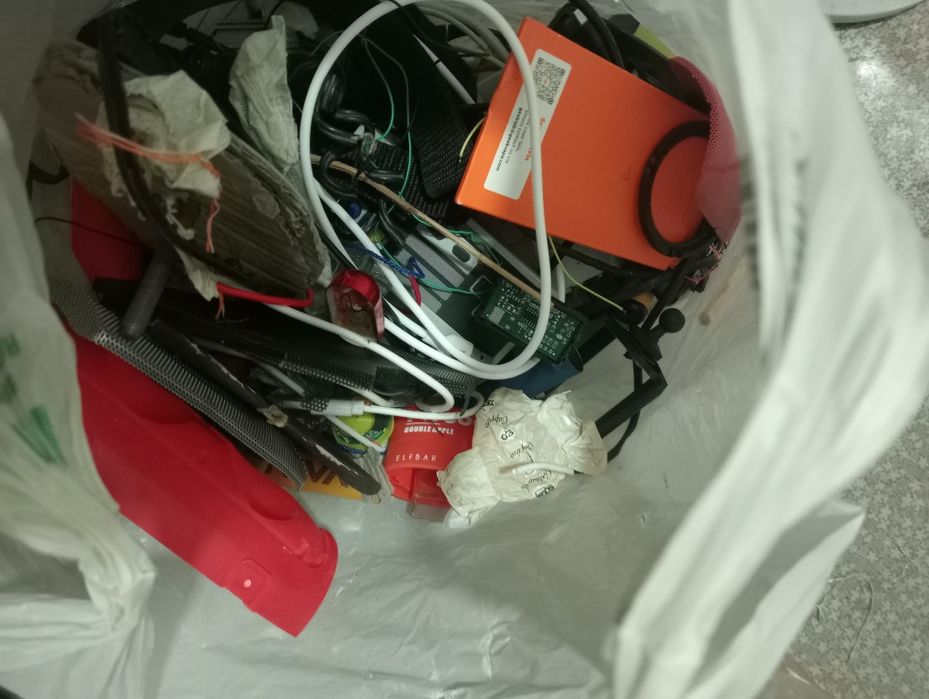 Продам лот радіо  деталей   є різні плати  багато є чого різного