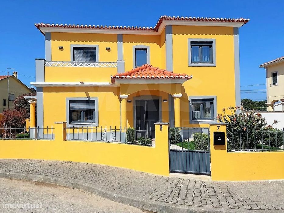 Moradia Isolada T4 com Garagem, Jardim e Piscina Aquecida em Bufard...