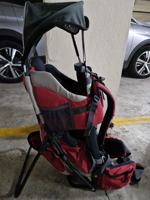 Mochila porta bebê com protetor de sol, e chuva e compartimentos