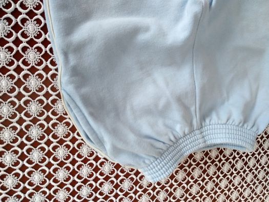 Piękne spodnie dresowe i bluzka z falbanką dla dziewczynki.