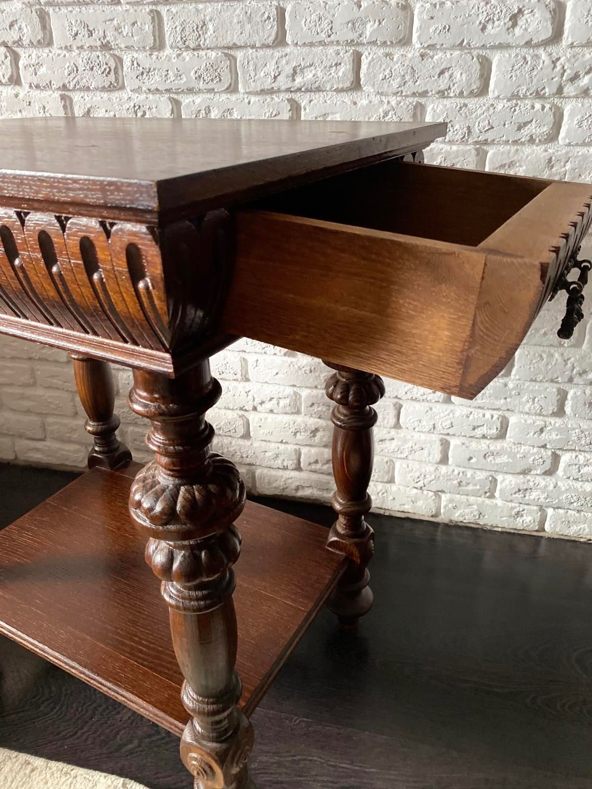 Реставрированный антикварный  столик, стол
