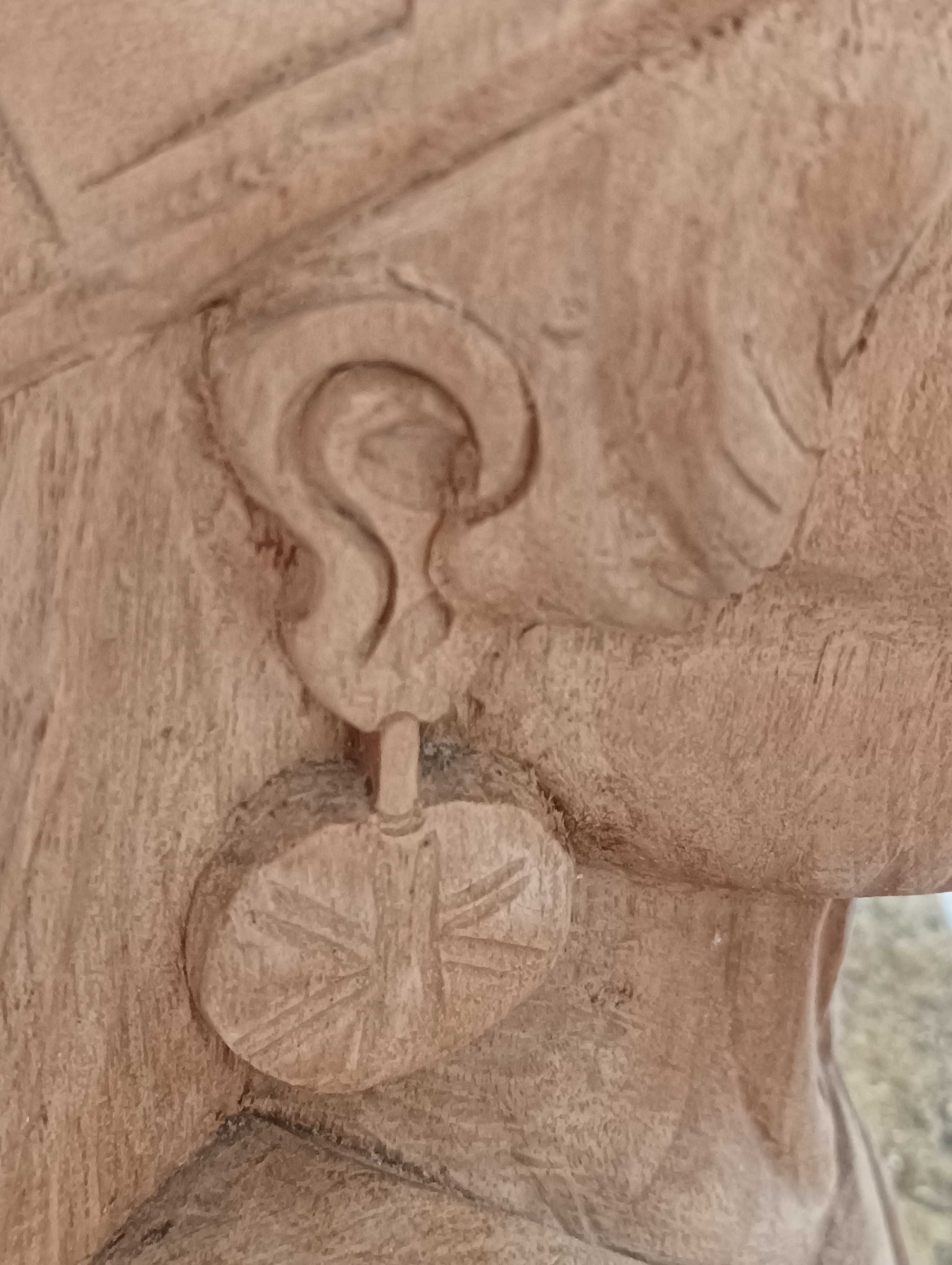 Busto de indígena esculpido em madeira