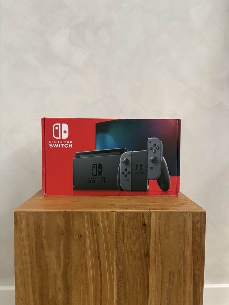 Nintendo Switch V2 com comandos cinza + bolsa + cabo hdmi