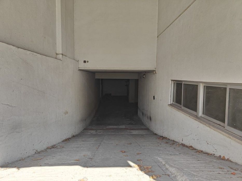 Parqueamento com 14 m2 no centro da cidade com água e luz