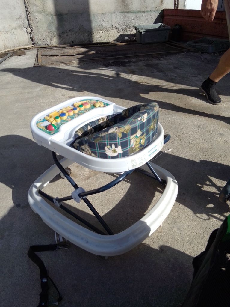 Brinquedo de bebé e carrinho