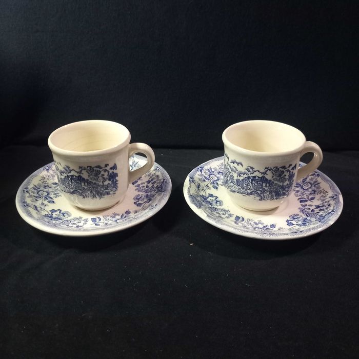 Par de chávenas com pires