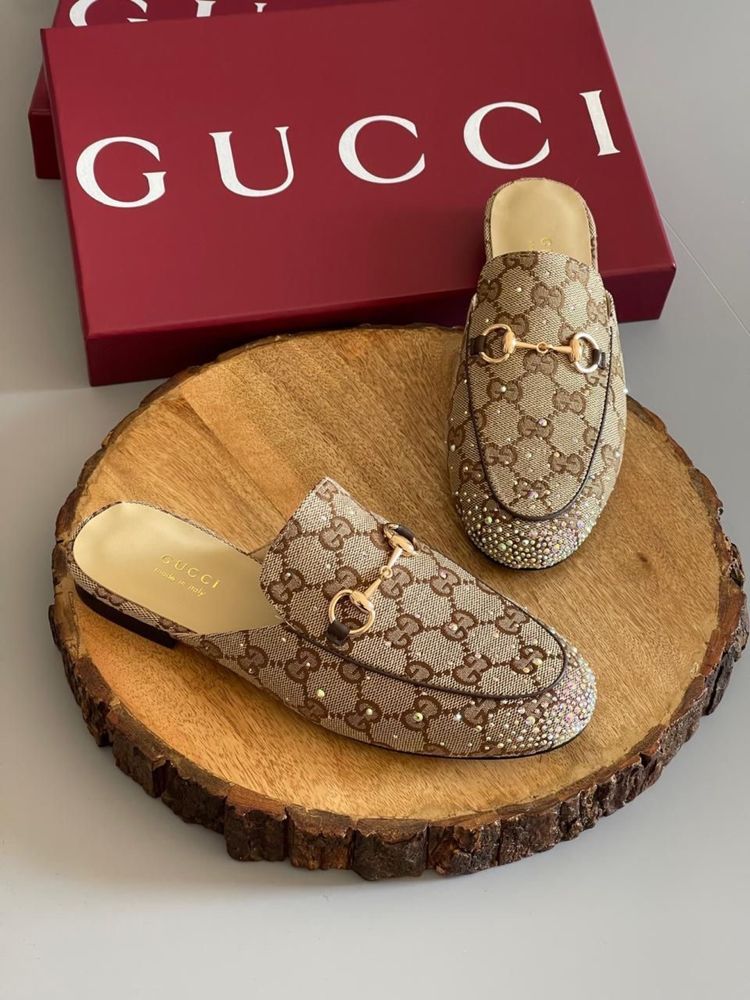 Mokasyny Gucci.