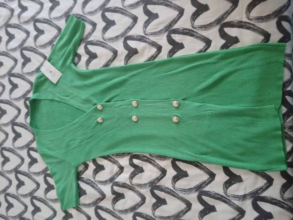 Vestido pelo joelho com abertura