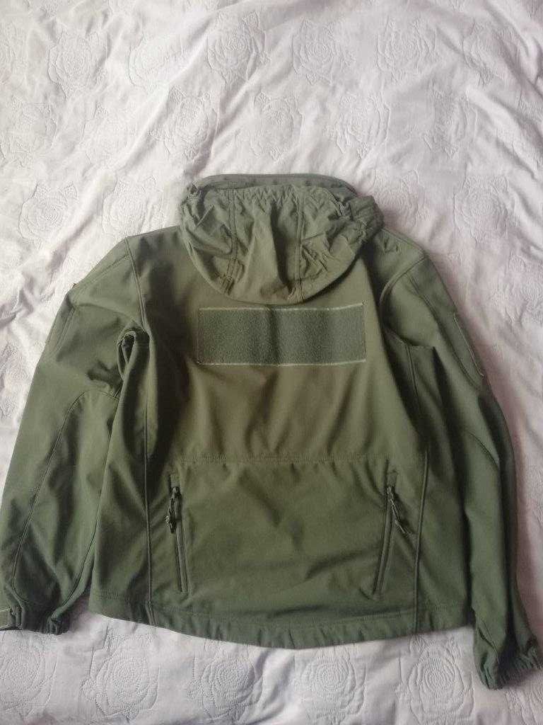 Kurtka Helikon Gunfighter Softshell plus dwie czapki w komplecie.