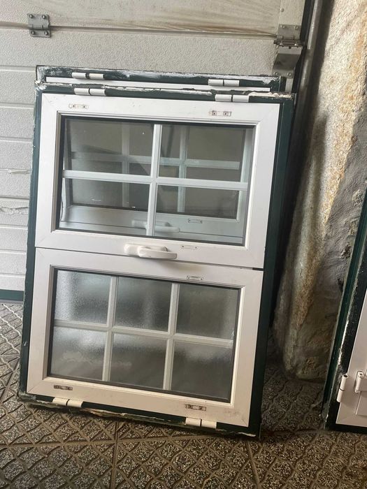 Janelas e portada brancas com aro verde - vários tamanhos