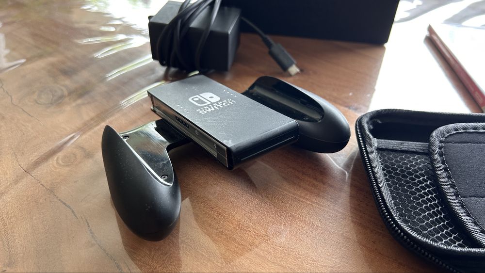 Nintendo Switch + CASE + 2 JOGOS