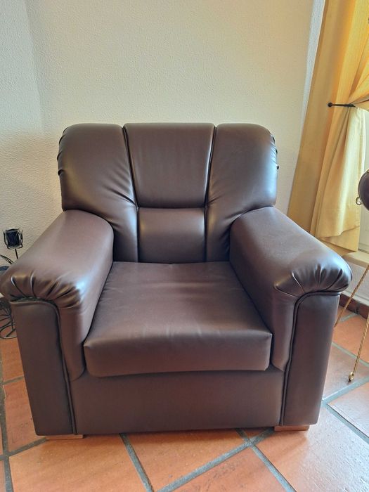 Conjunto de sofás em ecopel.