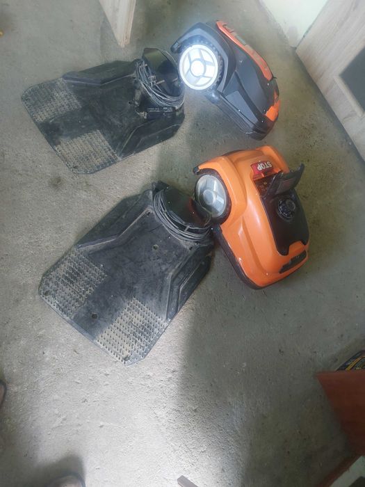 Roboty koszące z bazami zasilaczami drutem lecz z 1 baterią