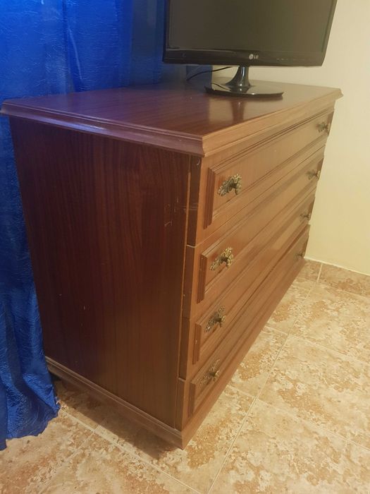 Mesa antiga com 4 gavetas.